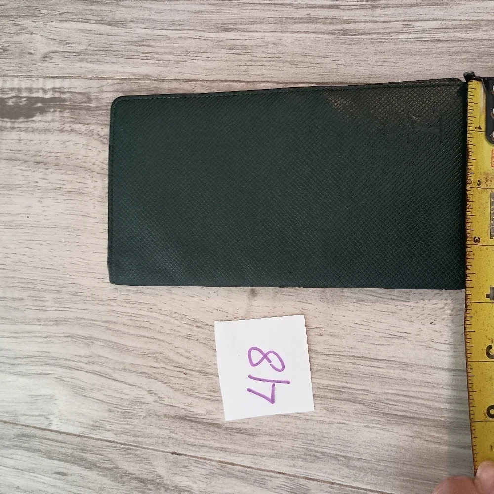 LOUIS VUITTON TAIGA BI-FOLD LONG SLIM WALLET LEATHER FOREST GREEN